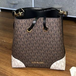 Crossover Michael Kors purse